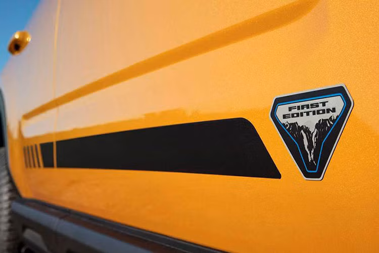 Tuy nhiên, điểm khiến giá trị của Bronco ngày càng tăng chính là sự khan hàng và cũng như số lượng ít ỏi xe Bronco hiện có trên thị trường. Sau khi xảy ra vấn đề với bản trang bị mui cứng, Ford quyết định sẽ thay thế trang bị mui cứng trên tất cả các xe bị lỗi này trong tháng 8.