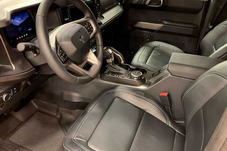 Trong khi người mua xe Bronco gặp lỗi vui mừng khi được hãng xe Mỹ xử lý lỗi, các khách hàng đã đặt cọc xe sẽ phải tiếp tục chờ đợi cho đến khi Ford đảm bảo được sản lượng xe xuất xưởng mới có thể nhận hàng. Cũng vì hoạt động trên mà Ford đã tạm thời ngừng nhận đơn đặt hàng trực tuyến cho mẫu Bronco để tránh tình trạng dồn ứ nhiều đơn hàng.