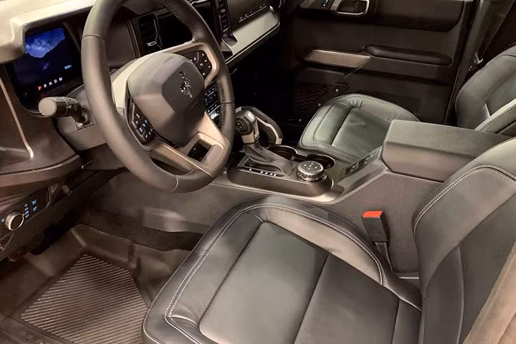 Trong khi người mua xe Bronco gặp lỗi vui mừng khi được hãng xe Mỹ xử lý lỗi, các khách hàng đã đặt cọc xe sẽ phải tiếp tục chờ đợi cho đến khi Ford đảm bảo được sản lượng xe xuất xưởng mới có thể nhận hàng. Cũng vì hoạt động trên mà Ford đã tạm thời ngừng nhận đơn đặt hàng trực tuyến cho mẫu Bronco để tránh tình trạng dồn ứ nhiều đơn hàng.