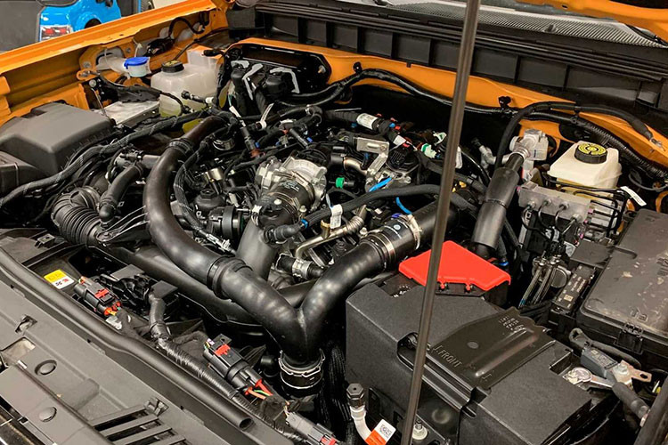 Cung cấp sức mạnh cho Ford Bronco First Edition là động cơg EcoBoost V6 2.7L tăng áp với công suất tối đa 310 mã lực và mô-men xoắn cực đại 542 Nm. Động cơ kết hợp với hệ dẫn động 4 bánh và hộp số tự động 10 cấp.