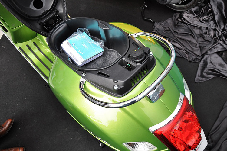 Bảng đồng hồ của xe được thiết kế tinh tế với viền kim loại mạ chrome, bên trong là đồng hồ kim cho biết tốc độ và vòng tua máy, đèn ABS, lượng nhiên liệu còn lại trong bình, thời gian, số km đã đi. Tay nắm bên trái tích hợp nút bấm còi, xi-nhan, chuyển đổi chế độ đèn pha, bên phải là sự xuất hiện của nút khởi động xe, tắt bật đèn pha, kích hoạt chức năng kiểm soát lực kéo ASR và phím Mode để cài đặt bảng đồng hồ.