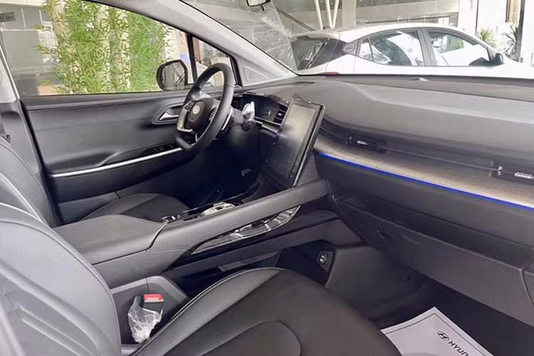 "Theo quy định của Luật cạnh tranh để đảm bảo cạnh tranh công bằng giữa các doanh nghiệp (hay được hiểu là đại lý bán xe của Hyundai Thành Công) thì Hyundai Thành Công chỉ được đưa giá khuyến nghị mà không phải là giá niêm yết. Do vậy, giá bán thực tế tại đại lý sẽ khác với giá khuyến nghị mà Hyundai Thành Công công bố", Hyundai Thành Công chia sẻ thêm.