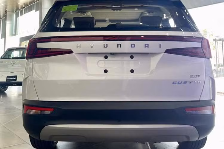 Hyundai Custin được mở bán tại Việt Nam ngày 15/9/2023 với 3 tùy chọn phiên bản cùng giá khuyến nghị trong khoảng 850 - 999 triệu đồng. Do lắp ráp trong nước nên xe được hưởng chính sách hỗ trợ 50% lệ phí trước bạ, tương đương mức giảm từ 43 - 60 triệu đồng, tùy phiên bản và tỉnh, thành đăng ký.