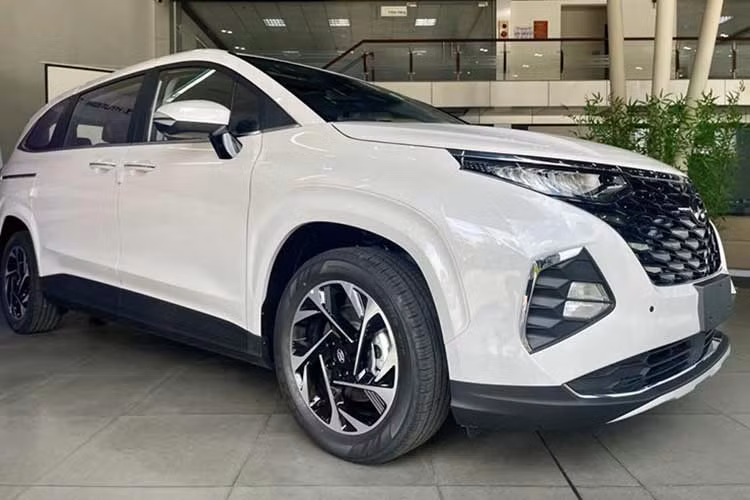 Tình trạng "đội" giá xe thường diễn ra đối với những sản phẩm khan hàng. Và Hyundai Custin cũng vậy. Theo chia sẻ từ phía đại lý, nhu cầu mua xe Custin hiện khá lớn, trong khi nguồn cung không nhiều. Do đó, đại lý cần điều chỉnh chính sách bán hàng để phù hợp với tình hình thực tế.