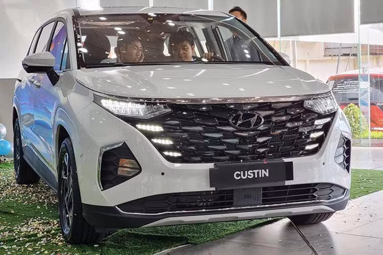 Góp mặt tại phân khúc MPV vốn đang rất sôi động và được ưa chuộng tại Việt Nam, Hyundai Custin cạnh tranh trực tiếp với Toyota Innova và KIA Canival. Trong đó, đối thủ Innova cũng đang gặp tình trạng bán xe "kèm lạc" theo hình thức mua gói phụ kiện. Nguyên nhân xuất phát từ lượng xe nhập khẩu Indonesia về nước vẫn khá nhỏ giọt, chưa đáp ứng đủ lượng đơn đặt hàng từ người tiêu dùng trong nước.