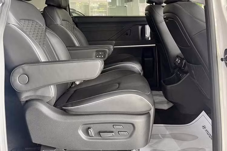 Trên thực tế, khi mua xe từ nhà máy, đại lý sẽ nhập cả sản phẩm bán chạy, "ăn khách" và những mẫu xe "kén khách". Do đó, giá xe tại mỗi đại lý sẽ không giống nhau, các đơn vị bán hàng sẽ có chính sách tăng, giảm giá tùy vào từng thời điểm để cân đối lợi nhuận.