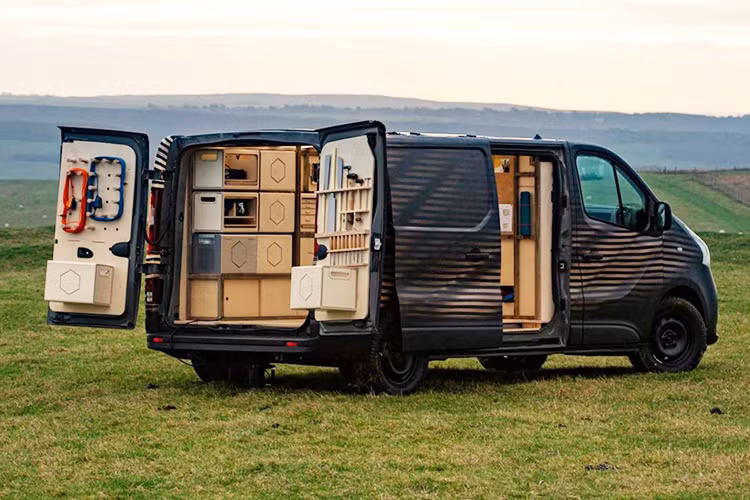 Mẫu concept mới nhà Nissan này đã được hé lộ ở Triển lãm Ô tô Brussels, Bỉ. Nó là một phần của kế hoạch cho thấy sự linh hoạt và đa năng của xe van NV300, biến nó trở thành một mẫu LCV hấp dẫn đối với các doanh nhân, các người thợ chuyên nghiệp, và cả giới nghệ sĩ.