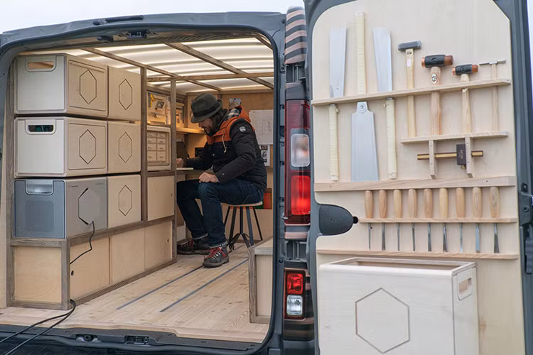 NV300 Concept có trang bị một giải pháp ắc quy di động tích hợp gọi là Nissan Energy ROAM. Nó là một nguồn điện chống chọi thời tiết có thể cung cấp điện yên lặng và không khí thải trong khi di chuyển.