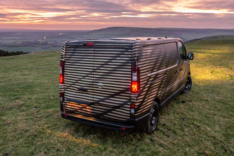 Nissan NV300 Concept còn có thể sạc điện sử dụng một tấm pin năng lượng mặt trời có thể lắp đặt trên mái xe – phòng trường hợp bạn muốn làm việc ở một nơi không có ổ cắm điện.