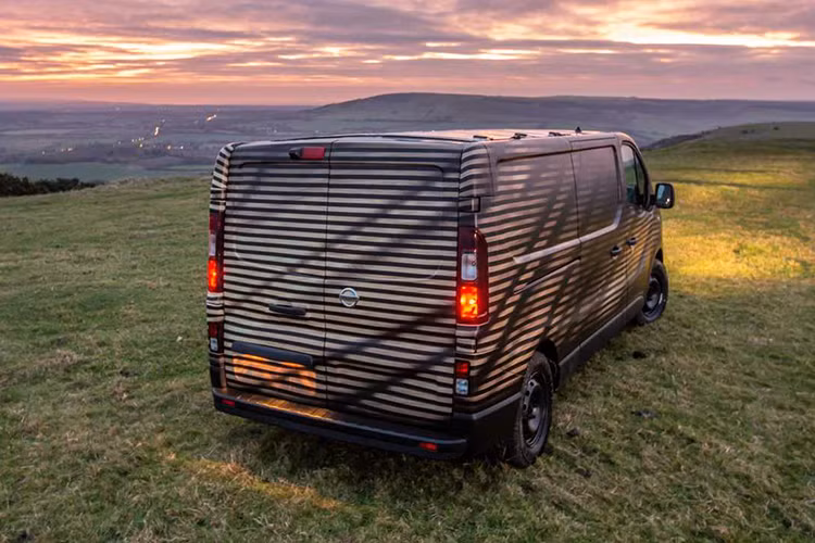 Nissan NV300 Concept còn có thể sạc điện sử dụng một tấm pin năng lượng mặt trời có thể lắp đặt trên mái xe – phòng trường hợp bạn muốn làm việc ở một nơi không có ổ cắm điện.