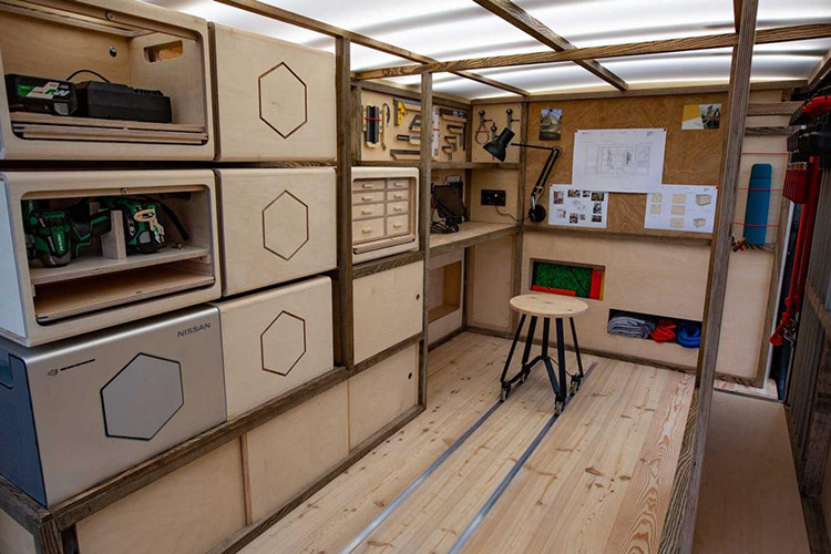 “Với mẫu xe van Nissan NV300 Concept, chúng tôi đang thực sự nghĩ về tương lai của xe thương mại trong vai trò một người bạn đồng hành đối với các khách hàng kinh doanh,” Francesco Giacalone, giám đốc marketing và kế hoạch LCV của Nissan Châu Âu, nói.