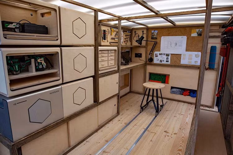 “Với mẫu xe van Nissan NV300 Concept, chúng tôi đang thực sự nghĩ về tương lai của xe thương mại trong vai trò một người bạn đồng hành đối với các khách hàng kinh doanh,” Francesco Giacalone, giám đốc marketing và kế hoạch LCV của Nissan Châu Âu, nói.