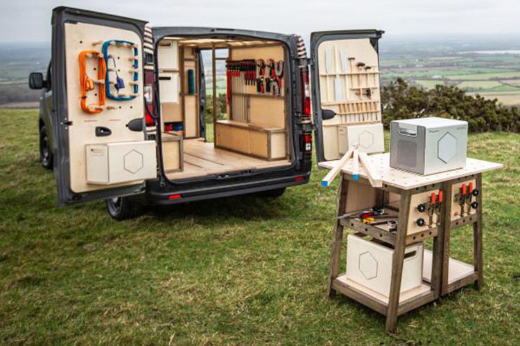 Cỗ máy chạy bằng năng lượng của Nissan NV300 Concept có dung lượng dữ trữ 700 Wh và công suất điện tối đa là 1 kW, biến nó trở thành một giải pháp ắc quy di động dành cho những mẫu xe chuyên dụng.