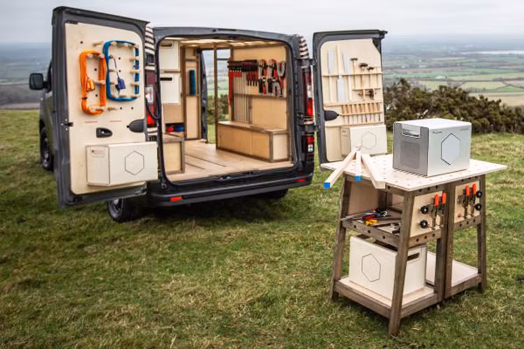 Cỗ máy chạy bằng năng lượng của Nissan NV300 Concept có dung lượng dữ trữ 700 Wh và công suất điện tối đa là 1 kW, biến nó trở thành một giải pháp ắc quy di động dành cho những mẫu xe chuyên dụng.