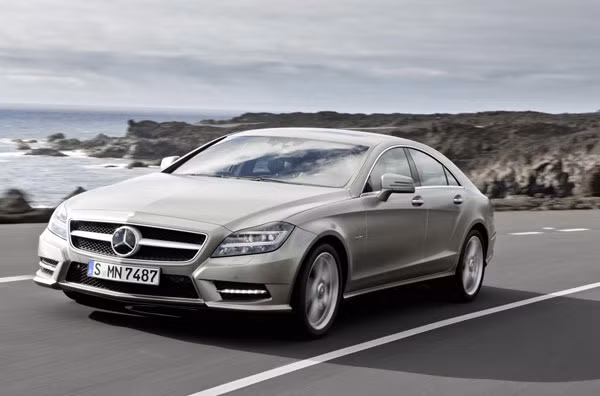 Mercedes-Benz trieu hoi 33,180 xe tai My