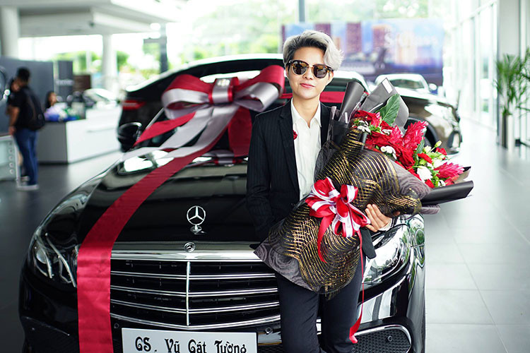 Nữ ca sĩ Vũ Cát Tường vừa được đại lý Mercedes-Benz Trường Chinh, quận Tân Bình, TP HCM bàn giao chiếc xe sang Mercedes-Benz E200 vào ngày 16/6/2018 vừa qua. Chiếc xe sang mà nữ ca sĩ cá tính này vừa tậu có ngoại thất và nội thất "tông xuyệt tông" màu đen.