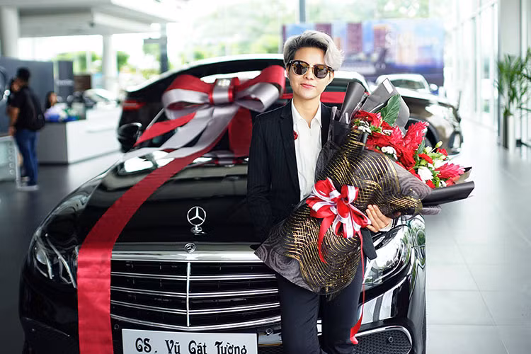 Nữ ca sĩ Vũ Cát Tường vừa được đại lý Mercedes-Benz Trường Chinh, quận Tân Bình, TP HCM bàn giao chiếc xe sang Mercedes-Benz E200 vào ngày 16/6/2018 vừa qua. Chiếc xe sang mà nữ ca sĩ cá tính này vừa tậu có ngoại thất và nội thất "tông xuyệt tông" màu đen.