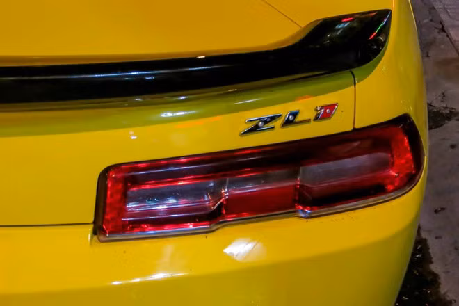 Phiên bản xuất hiện tại Việt Nam sử dụng hộp số tự động 6 cấp với lẫy chuyển số tích hợp trên vô-lăng. Đối thủ của nó là Ford Mustang Shelby GT500.