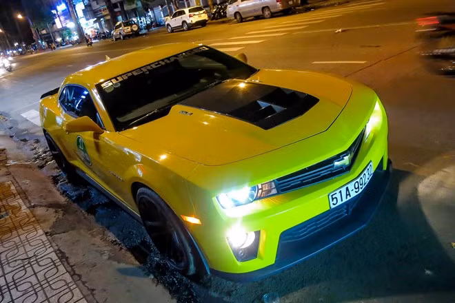 Phiên bản Camaro này thuộc thế hệ thứ 5, tính từ thế hệ đầu tiên năm 1967. Tại Việt Nam, số lượng Camaro không nhiều, và phiên bản cao cấp nhất ZL1 lại càng hiếm.