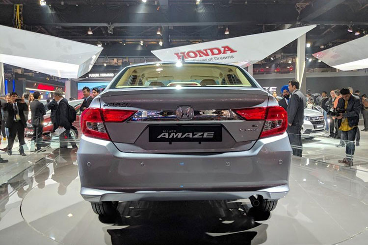 Phần đuôi của Honda Amaze phiên bản 2018 lại khá thể thao, xe với cụm đèn hậu hình chữ C lấy cảm hứng từ "đàn anh" Accord 2018. Cốp sau của xe và thanh cản có thiết kế góc cạnh hơn so với thế hệ trước đây. Cản sau và đèn hậu mang thiết kế sắc sảo hơn, mâm hợp kim màu bạc đa chấu...