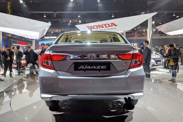 Phần đuôi của Honda Amaze phiên bản 2018 lại khá thể thao, xe với cụm đèn hậu hình chữ C lấy cảm hứng từ "đàn anh" Accord 2018. Cốp sau của xe và thanh cản có thiết kế góc cạnh hơn so với thế hệ trước đây. Cản sau và đèn hậu mang thiết kế sắc sảo hơn, mâm hợp kim màu bạc đa chấu...