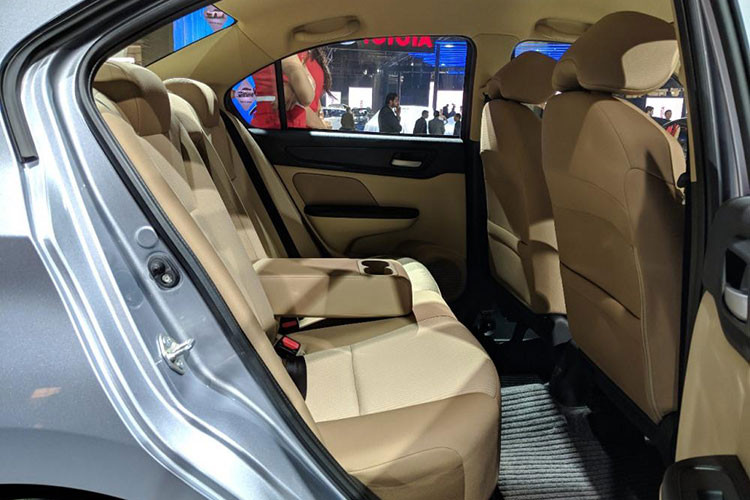 Tại thị trường Ấn Độ, Honda Amaze 2018 được trang bị 2 tùy chọn động cơ xăng và dầu khác nhau. Trong đó, động cơ xăng 1,2 lít có công suất tối đa 90 mã lực và mô-men xoắn cực đại 110 Nm. Động cơ kết hợp với hộp số sàn 5 cấp tiêu chuẩn hoặc CVT tùy chọn. Lượng xăng tiêu thụ trung bình của động cơ này là 19,5 km/lít (5,12 lít/100 km) với bản số sàn và 19 km/lít (5,26 lít/100 km) với bản CVT.