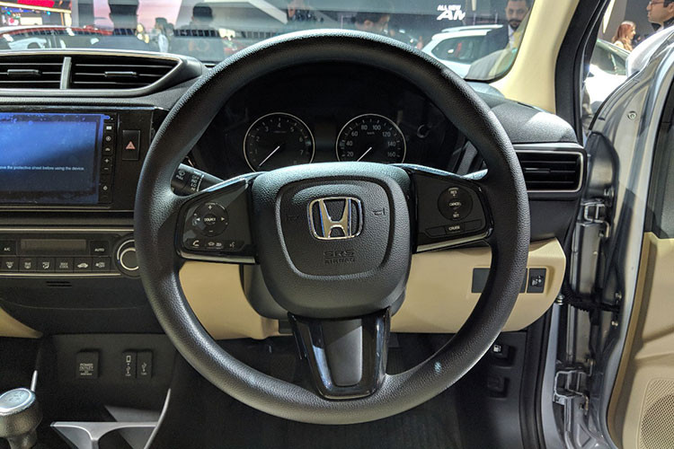 Nội thất của Honda Amaze 2018 được phối 2 màu tạo cảm giác cao cấp hơn. Trong xe còn có những chi tiết màu đen bóng và hệ thống kiểm soát hành trình mới, màn hình trung tâm dạng cảm ứng tương tự Honda Civic, điều hòa tự động 1 vùng, cụm đồng hồ dạng analog đôi...