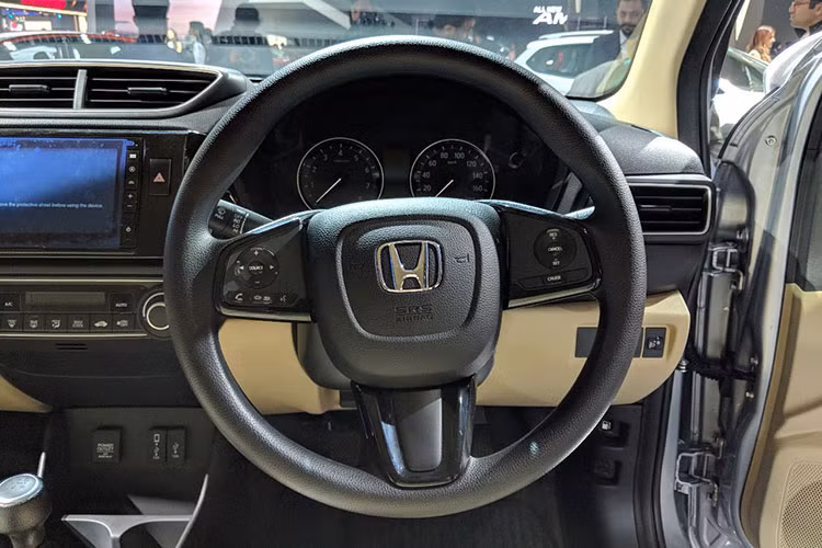 Nội thất của Honda Amaze 2018 được phối 2 màu tạo cảm giác cao cấp hơn. Trong xe còn có những chi tiết màu đen bóng và hệ thống kiểm soát hành trình mới, màn hình trung tâm dạng cảm ứng tương tự Honda Civic, điều hòa tự động 1 vùng, cụm đồng hồ dạng analog đôi...