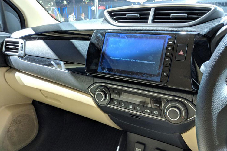 Tại thị trường Ấn Độ, Honda Amaze 2018 được chia thành 4 bản trang bị là E, S, V và VX. Theo hãng Honda, Amaze 2018 là mẫu xe nhiều trang bị nhất và đi kèm nội thất rộng rãi nhất phân khúc. Các trang bị an toàn tiêu chuẩn của xe bao gồm 2 túi khí trước, cảm biến đỗ xe phía sau, hệ thống chống bó cứng phanh ABS và phân bổ lực phanh điện tử EBD.