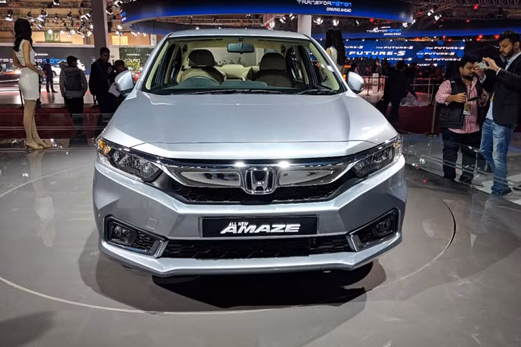 Ở phần đầu của chiếc xe sedan Amaze 2018 xuất hiện lưới tản nhiệt hình lục giác với thanh crôm dày dặn, tạo hình đôi cánh và bao quanh logo của hãng Honda. "Đôi cánh" sáng bóng này nối liền với cụm đèn pha hình chữ nhật theo phong cách Honda City nâng cấp hiện đại hơn.