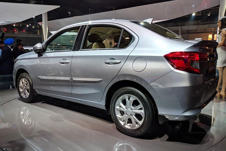 Nhìn bên sườn, Honda Amaze thế hệ mới trông giống các dòng sedan khác hiện nay - đây là điều vốn không có ở phiên bản cũ. Có được sự thay đổi quan trọng đó là nhờ việc hãng Honda phát triển Amaze 2018 như một mẫu sedan độc lập thay vì "ăn theo" xe hatchback Brio như trước.