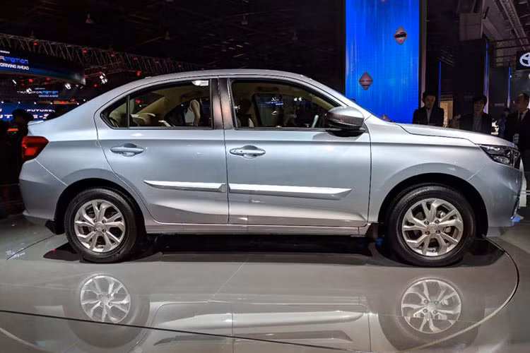 Ở thế hệ thứ 2 này, mẫu xe giá rẻ Honda Amaze đã được thiết kế lại hoàn toàn, xe sở hữu chiều dài tổng thể 3.995 mm, rộng 1.695 mm, cao 1.501 mm và chiều dài cơ sở 2.470 mm. Mẫu sedan bình dân này có tỉ lệ cân bằng hơn nhiều và mang những đường nét lấy cảm hứng từ các đàn anh như Accord hay Civic.