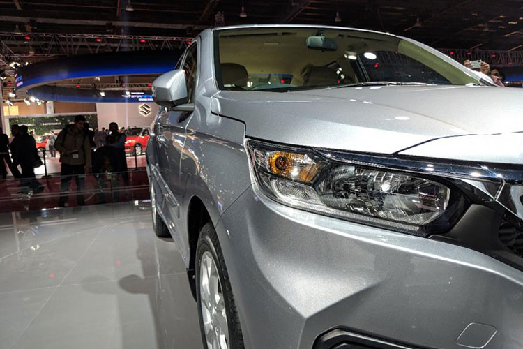 Chưa hết, Honda Amaze 2018 còn được trang bị hốc gió bên dưới tái thiết kế và hốc đèn sương mù mới cho xe. Bản thân cản trước của mẫu sedan giá rẻ nhà Honda cũng đã được thay đổi thiết kế so với phiên bản trước.