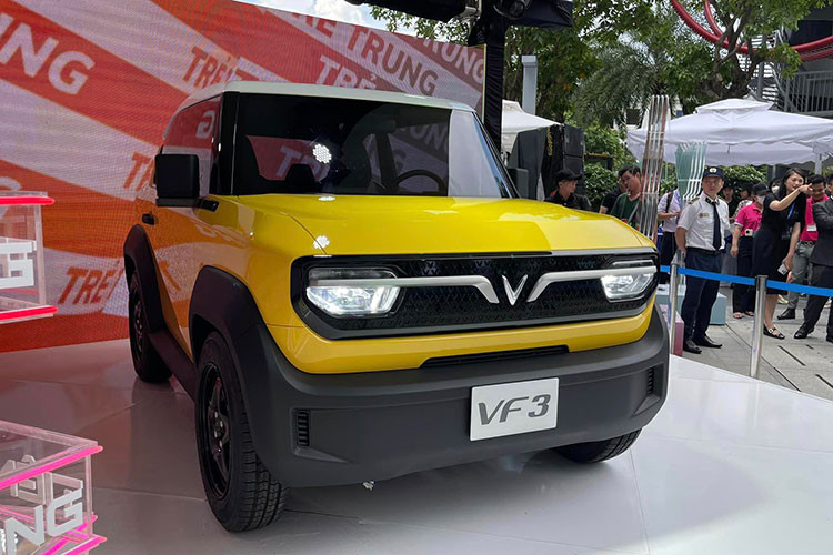 Đáng chú ý, các mẫu xe Vinfast VF3 chạy điện mới, các mẫu xe ôtô điện khác như; VF8, VF9, VF5, VF6, VF7... tiếp tục được trưng bày tại triển lãm và khách tham quan có thể trực tiếp quan sát, tìm hiểu và chạy thử.