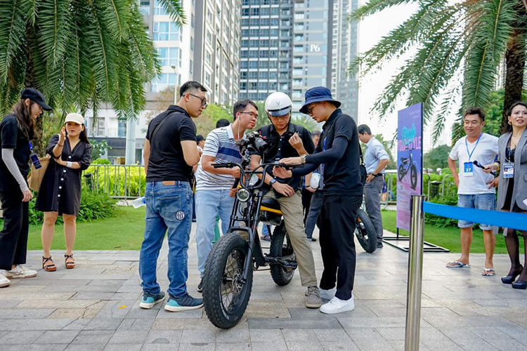 Các mẫu xe máy điện, xe đạp trợ lực điện cũng được VinFast trưng bày và cho khách lái thử ngay trong khuôn viên triển lãm VinFast - Vì tương lai xanh tại TP. HCM.