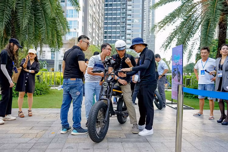 Các mẫu xe máy điện, xe đạp trợ lực điện cũng được VinFast trưng bày và cho khách lái thử ngay trong khuôn viên triển lãm VinFast - Vì tương lai xanh tại TP. HCM.