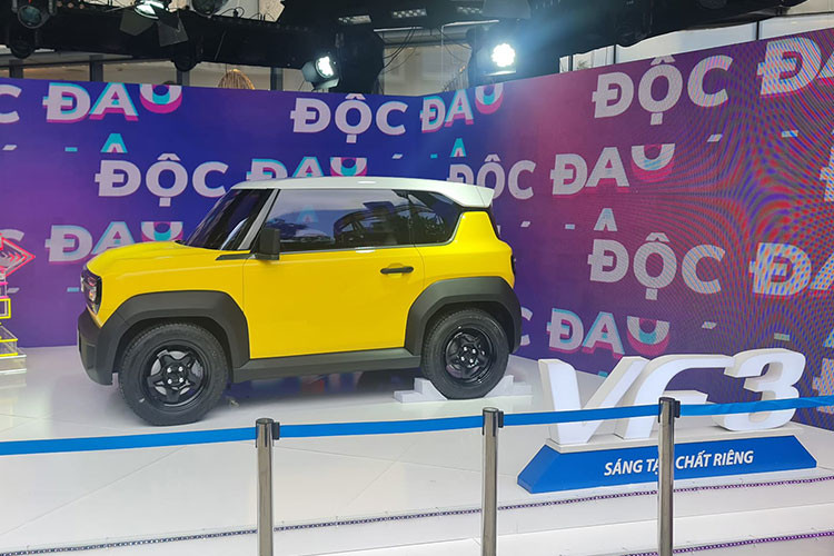 Ngoại thất khỏe khoắn với phần ốp màu đen ở cản trước; vòm bánh xe, gương chiếu hậu, tay nắm cửa và cả la-zăng được sơn đen đồng bộ. Khoang lái VF3 được thiết kế theo xu hướng tối giản, tập trung vào người lái với màn hình thông tin phía sau vô-lăng vát đáy dạng thể thao.