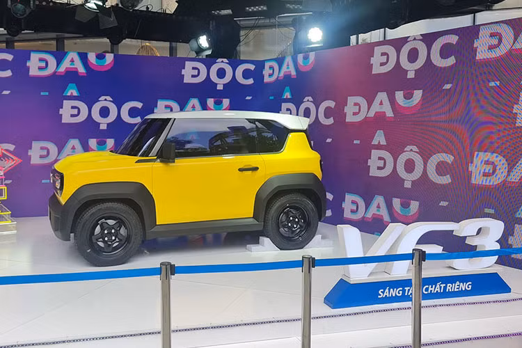 Ngoại thất khỏe khoắn với phần ốp màu đen ở cản trước; vòm bánh xe, gương chiếu hậu, tay nắm cửa và cả la-zăng được sơn đen đồng bộ. Khoang lái VF3 được thiết kế theo xu hướng tối giản, tập trung vào người lái với màn hình thông tin phía sau vô-lăng vát đáy dạng thể thao.