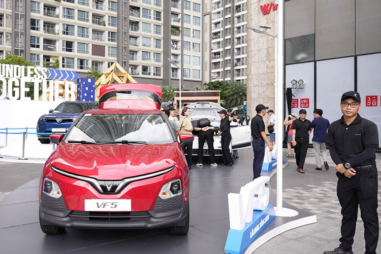 Vinfast VF5, VF6 và VF7 cũng nhận nhiều sự quan tâm, bởi đây lần đầu hai mẫu xe này được trưng bày tại TP.HCM, các mẫu xe này thuộc phân khúc SUV cỡ trung với những trang bị, tính năng vượt trội, đặc biệt là công nghệ an toàn hiện đại như khả năng tự hành cấp độ 2, hỗ trợ phanh khẩn cấp, ga tự động thích ứng và hỗ trợ giữ làn đường…