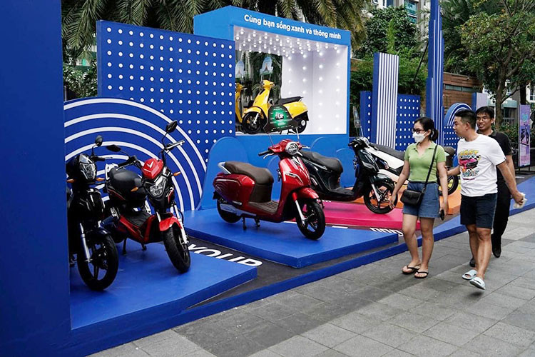 Các công nghệ đang chú ý cuae Vinfast như Jelly View (chế độ quan sát toàn cảnh 360 độ quanh xe trong suốt, có thể nhìn xuyên qua xe) và công nghệ điều chỉnh gương tự động theo mắt người lái, AI tạo sinh…