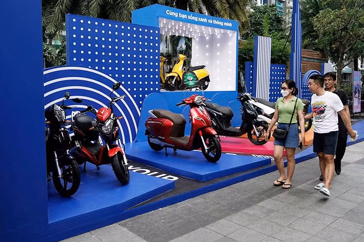 Các công nghệ đang chú ý cuae Vinfast như Jelly View (chế độ quan sát toàn cảnh 360 độ quanh xe trong suốt, có thể nhìn xuyên qua xe) và công nghệ điều chỉnh gương tự động theo mắt người lái, AI tạo sinh…