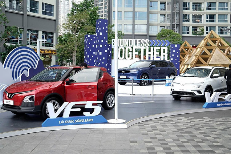 VF3 được kỳ vọng là mẫu xe quốc dân tiếp theo của VinFast với giá bán phù hợp với số đông người tiêu dùng. Bên cạnh VF3, hai mẫu xe VF6 và VF7 được chắp bút bởi nhà thiết kế danh tiếng Torino Design, với nhiều đường nét tinh tế, hiện đại sẽ phù hợp với thị hiếu của nhiều khách hàng trẻ hiện nay.