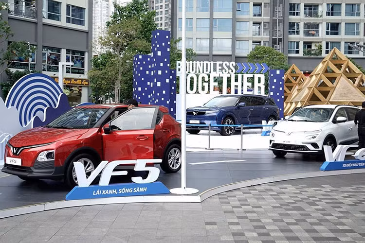 VF3 được kỳ vọng là mẫu xe quốc dân tiếp theo của VinFast với giá bán phù hợp với số đông người tiêu dùng. Bên cạnh VF3, hai mẫu xe VF6 và VF7 được chắp bút bởi nhà thiết kế danh tiếng Torino Design, với nhiều đường nét tinh tế, hiện đại sẽ phù hợp với thị hiếu của nhiều khách hàng trẻ hiện nay.