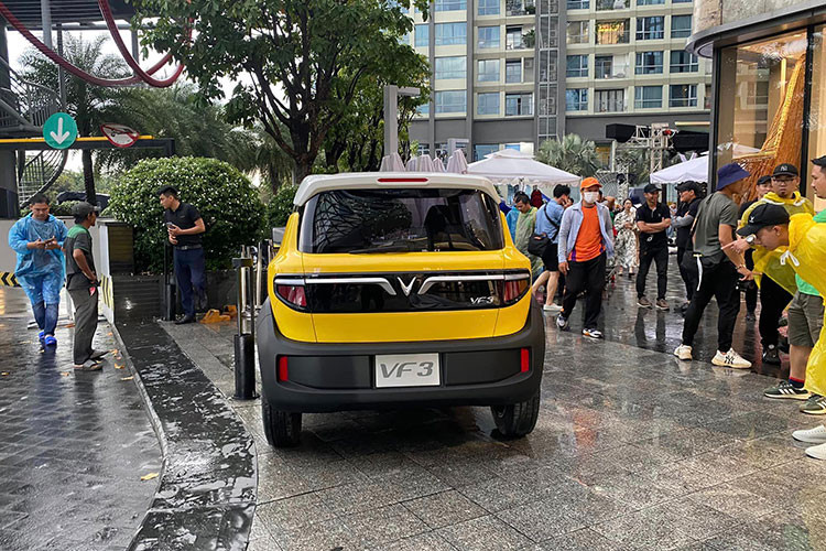 Vinfast VF3 là mẫu mini car điện được tạo hình theo phong cách SUV cá tính, có phần hầm hố hơn dải sản phẩm trước đó của VinFast. Dù vậy, xe vẫn giữ được ngôn ngữ đặc trưng của VinFast, nổi bật là phần chrome trang trí tạo hình chữ V ở cả trước và sau xe.