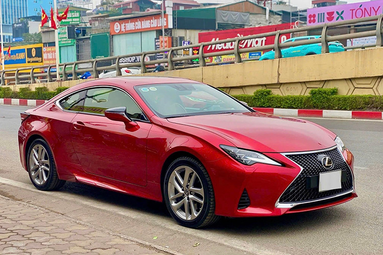 Chiếc Lexus RC 300 đời 2019 với ODO chỉ 9.000 km này hiện đang được rao bán lại trên thị trường xe cũ với mức giá 1,9 tỷ đồng. Đây được xem là mức giá hấp dẫn, đặc biệt khi so với giá lăn bánh khoảng 3,7 tỷ đồng vào thời điểm xe được mua mới năm 2019.