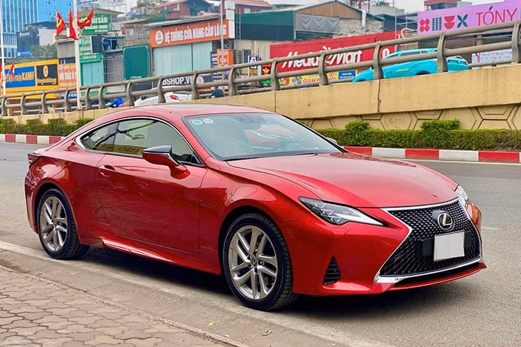 Chiếc Lexus RC 300 đời 2019 với ODO chỉ 9.000 km này hiện đang được rao bán lại trên thị trường xe cũ với mức giá 1,9 tỷ đồng. Đây được xem là mức giá hấp dẫn, đặc biệt khi so với giá lăn bánh khoảng 3,7 tỷ đồng vào thời điểm xe được mua mới năm 2019.