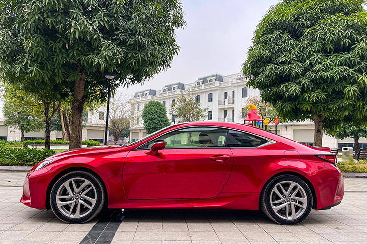 Theo khảo sát, số lượng Lexus RC 2019 hạng sang trên thị trường xe cũ hiện nay là rất ít và chiếc RC 300 trong bài viết này là mẫu duy nhất đang được rao bán. Đây là dòng xe thể thao hai cửa, phù hợp với những khách hàng tìm kiếm sự sang trọng kết hợp tính thể thao trong thiết kế.