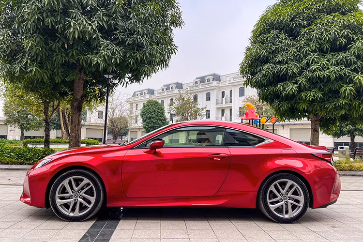 Theo khảo sát, số lượng Lexus RC 2019 hạng sang trên thị trường xe cũ hiện nay là rất ít và chiếc RC 300 trong bài viết này là mẫu duy nhất đang được rao bán. Đây là dòng xe thể thao hai cửa, phù hợp với những khách hàng tìm kiếm sự sang trọng kết hợp tính thể thao trong thiết kế.