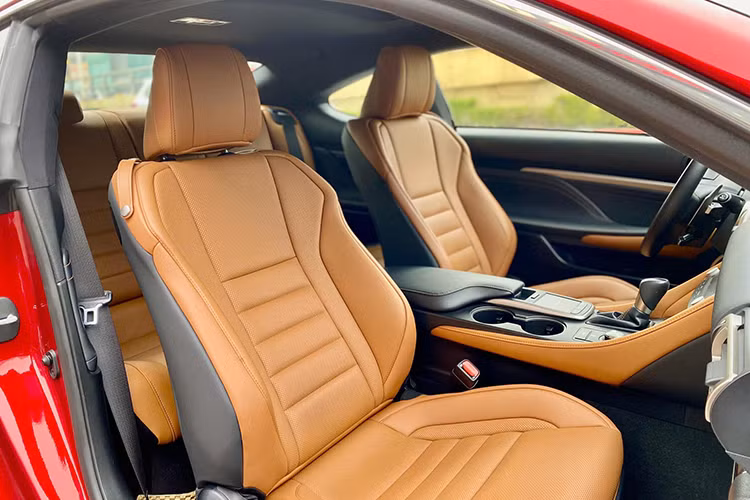 Lexus RC 300 sử dụng động cơ xăng 2.0L tăng áp cho công suất 241 mã lực, mô-men xoắn 350 Nm kết hợp hộp số tự động 8 cấp và hệ dẫn động cầu sau. Xe có 3 chế độ lái với khả năng tăng tốc từ 0-100 km/h trong 7,5 giây.