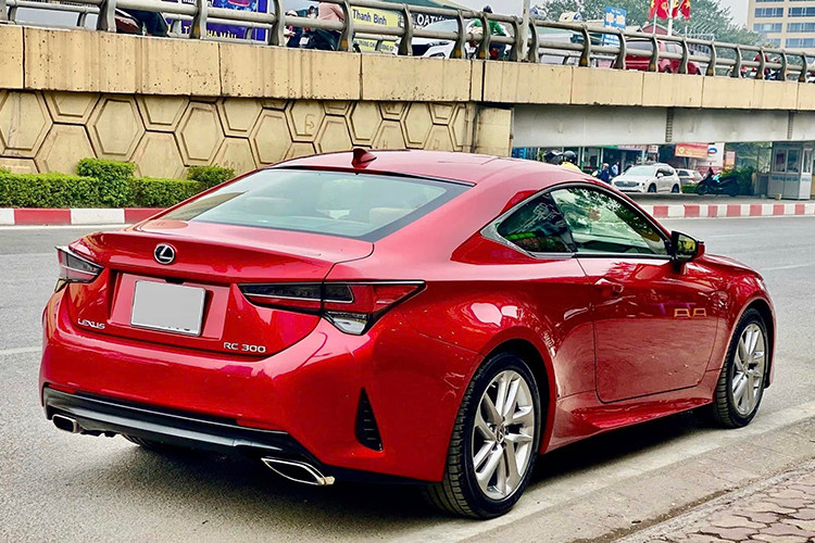 Chiếc Lexus RC chạy 5 năm này vẫn được đánh giá thuộc dạng “siêu lướt”, với quãng đường chỉ 9.000 km. Theo người bán, xe đã thay mới dàn lốp vào năm 2024 giúp giảm thiểu đáng kể chi phí bảo trì cho chủ nhân tương lai. Màu sơn đỏ ngoại thất của xe vẫn giữ được độ bóng bẩy, trong khi các chi tiết mạ chrome và chóa đèn không xuất hiện dấu hiệu xuống cấp.